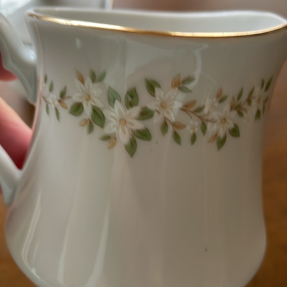 EKCO Porcelain sugar/creamer set. - Picture 2 of 5